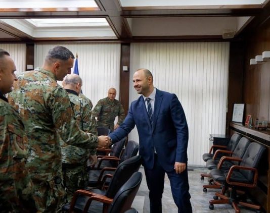 Ndryshojnë rregullat në Armatë: Ushtarët profesionistë mund të qëndrojnë në shërbim deri në pension!