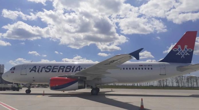 “Ka bombë në avion!”/ Alarm në Split, evakuohet avioni i Air Serbia-s, arrestohet pasagjeri