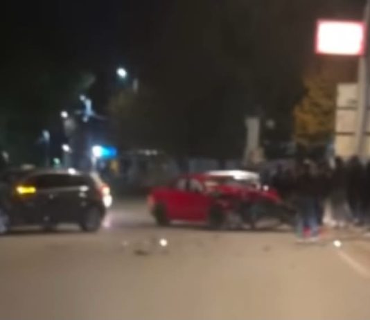 Tre të lënduar nga përplasja e një “Golf”-i me një “Audi” në Shkup