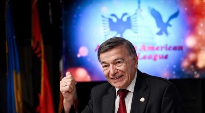 “Kalova jetën duke i treguar botës kush janë shqiptarët” – ish-kongresisti amerikan Dioguardi prek zemrat: “Babai im më mësoi, gur-gur bëhet mur!”