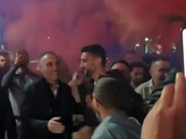 Grubi doli nga arresti shtëpiak, pritje me fishekëzjarre dhe tymuese