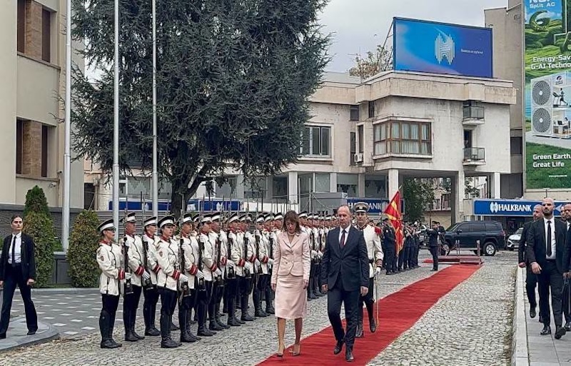 Kryeparlamentarja Haxhiu vizitë në Shkupç, pritje me ceremoni shtetërore