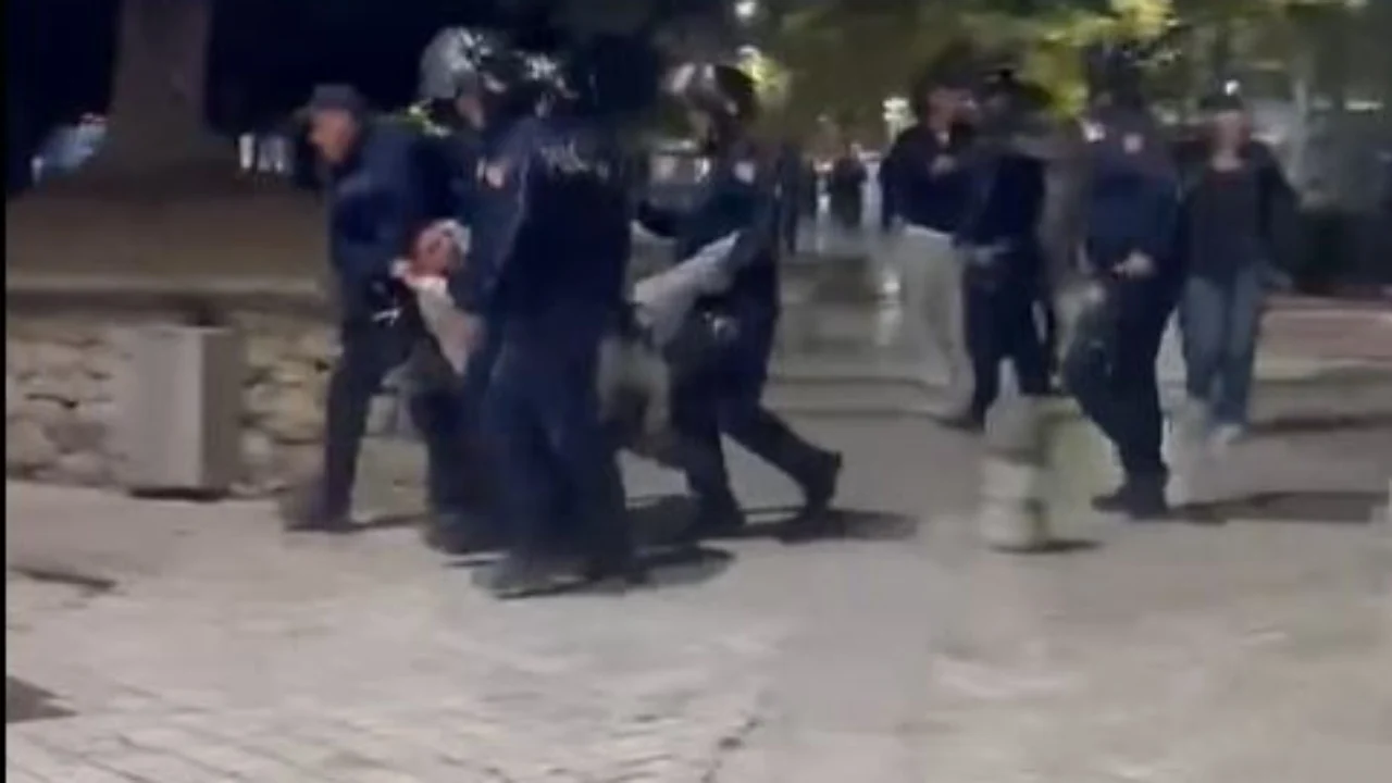 Policia pranon dhunën ndaj protestuesve  pezullohen 4 efektivë dhe shefi i rendit në Komisariatin nr  1 
