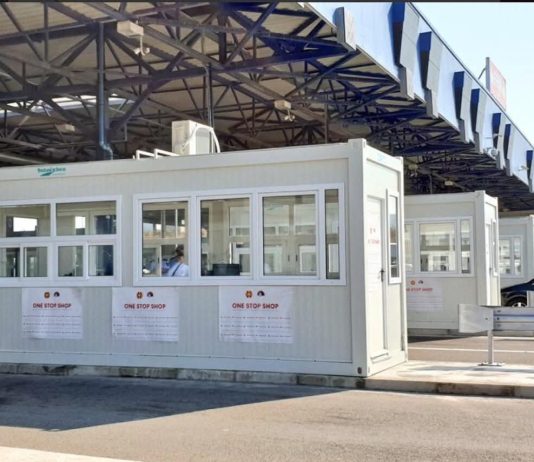 Skandal në kufirin me Serbinë: Gazetarëve maqedonas u mbahen pasaportat për 2 orë e gjysmë