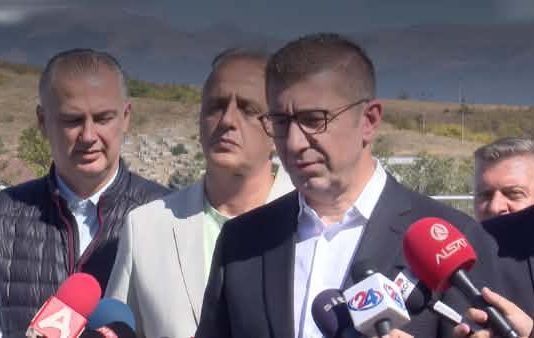 Mickoski i pakënaqur me mesazhin e Brukselit: Ndryshimet kushtetuese mbeten në tavolinë