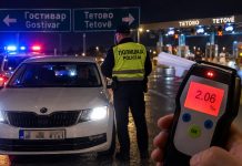Rrezik në rrugën Gostivar–Tetovë! Me 2,06 promilë alkool, 33-vjeçari voziti në drejtim të kundërt – arrestohen tre persona!