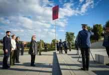 Vizitën e parë e nis me homazhe, Shiroka-Pula nderon figurat historike