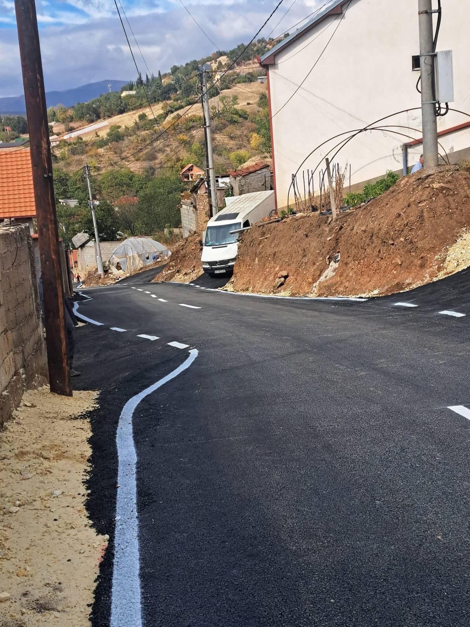 Luboten  banorët nuk presin komunën  asfaltojnë vetë rrugën e fshatit