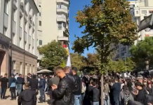 DW: Studentët vijojnë protestat në Tiranë, u bashkohen edhe të rinj nga qytetet e tjera – A do të sjellin ndryshimin?