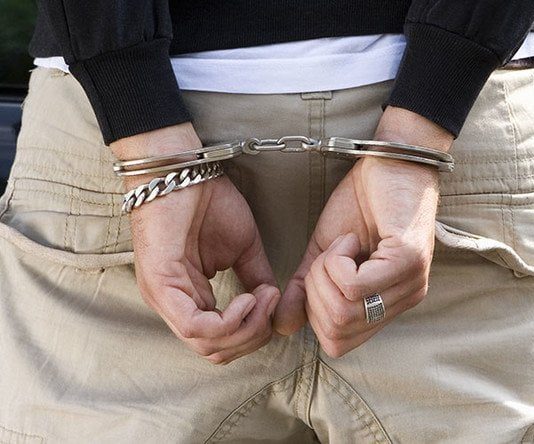 Të miturit terrorizojnë bashkëmoshatarët në qendër të Shkupit, 6 përfundojnë në polici