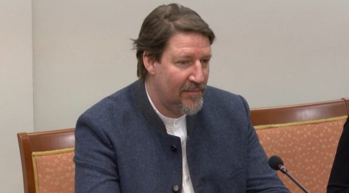 Eurodeputeti austriak: Të protestosh është pro europiane, të qëllosh me gaz, e burgosësh të mitur nuk është