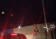 Alarm në Maxhari, Shkup: Treni kalon, por barriera mbrojtëse mbetet e hapur!