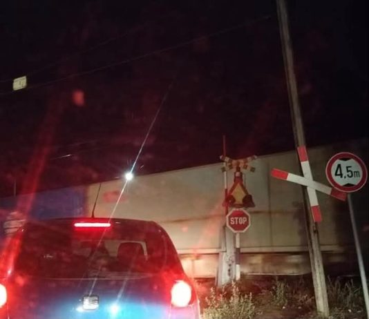 Alarm në Maxhari, Shkup: Treni kalon, por barriera mbrojtëse mbetet e hapur!