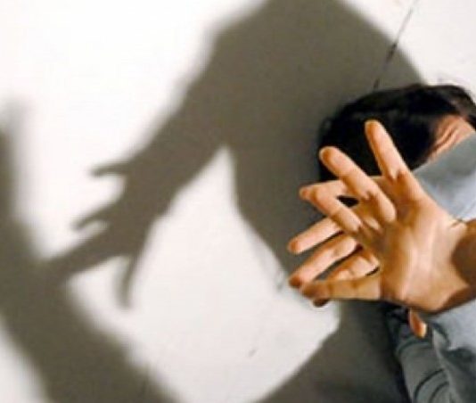 Tetovë: Rrahu vajzën e mitur dhe la pa përkujdesje foshnjën 10-muajshe, kallëzohet penalisht 33-vjeçarja